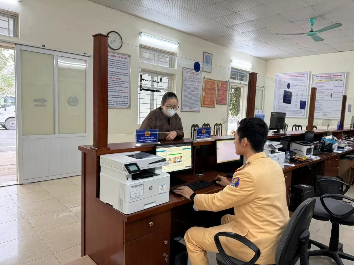 Ghi nhận ngày đầu cấp đổi giấy phép lái xe ở Hòa Bình