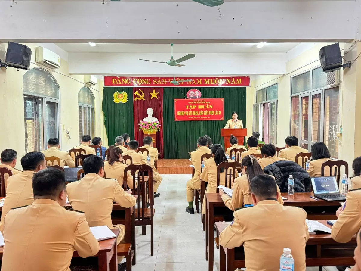 Ghi nhận ngày đầu cấp đổi giấy phép lái xe ở Hòa Bình
