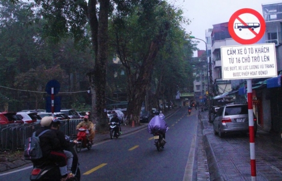 ha noi pho co thong thoang sau khi thi diem cam xe tren 16 cho
