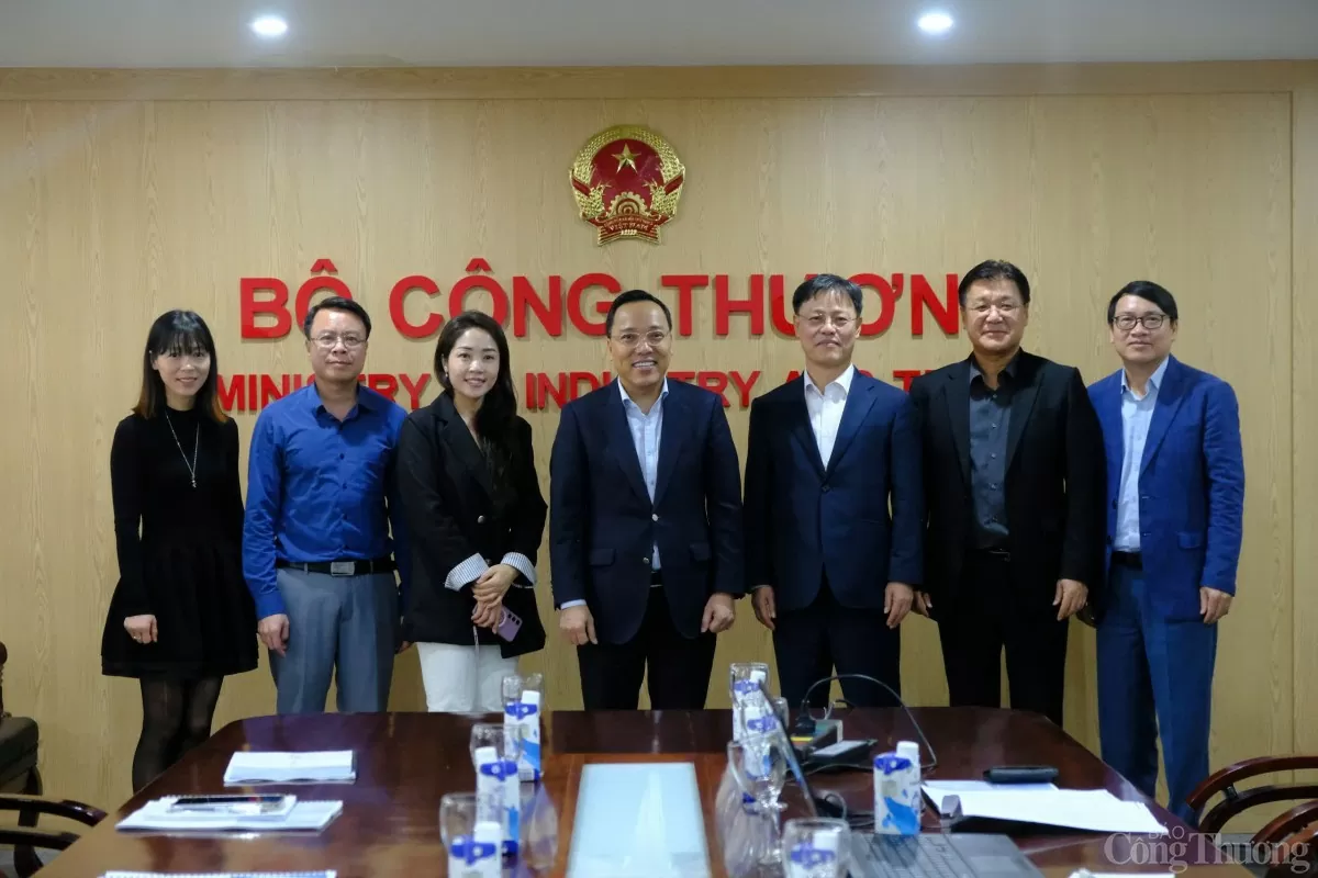 Thứ trưởng Nguyễn Hoàng Long làm việc với công ty Samsung C&T