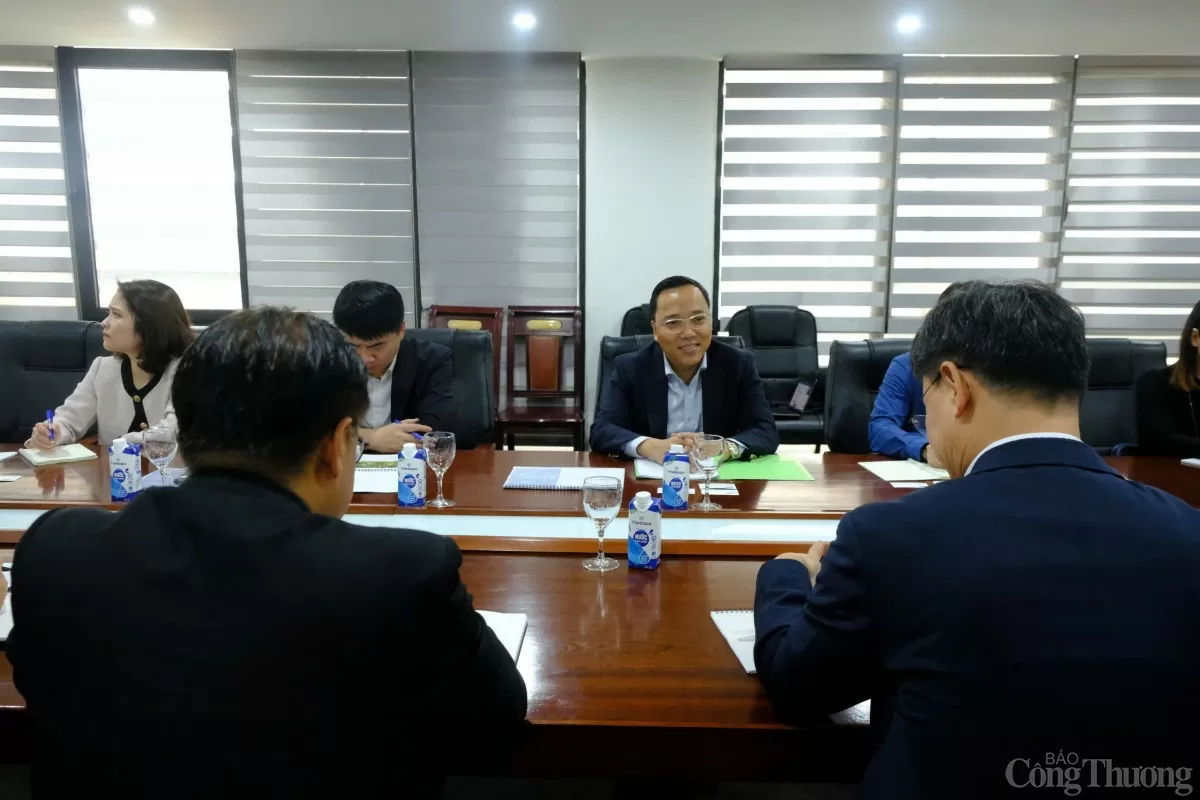 Thứ trưởng Nguyễn Hoàng Long làm việc với công ty Samsung C&T