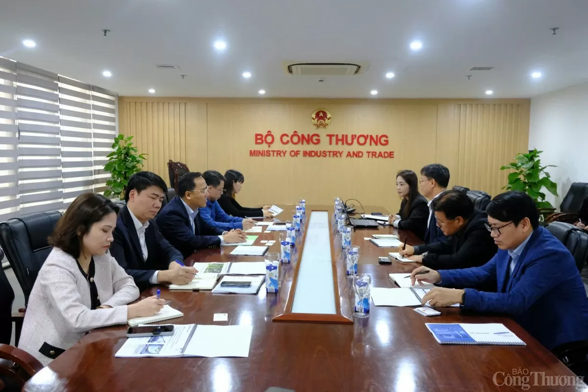 Thứ trưởng Nguyễn Hoàng Long làm việc với công ty Samsung C&T