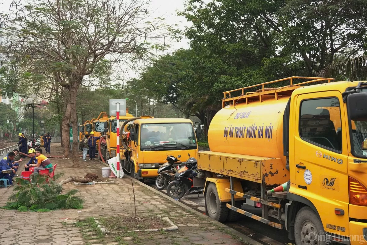 Dầm mình vét bùn, gột rửa sông Tô Lịch