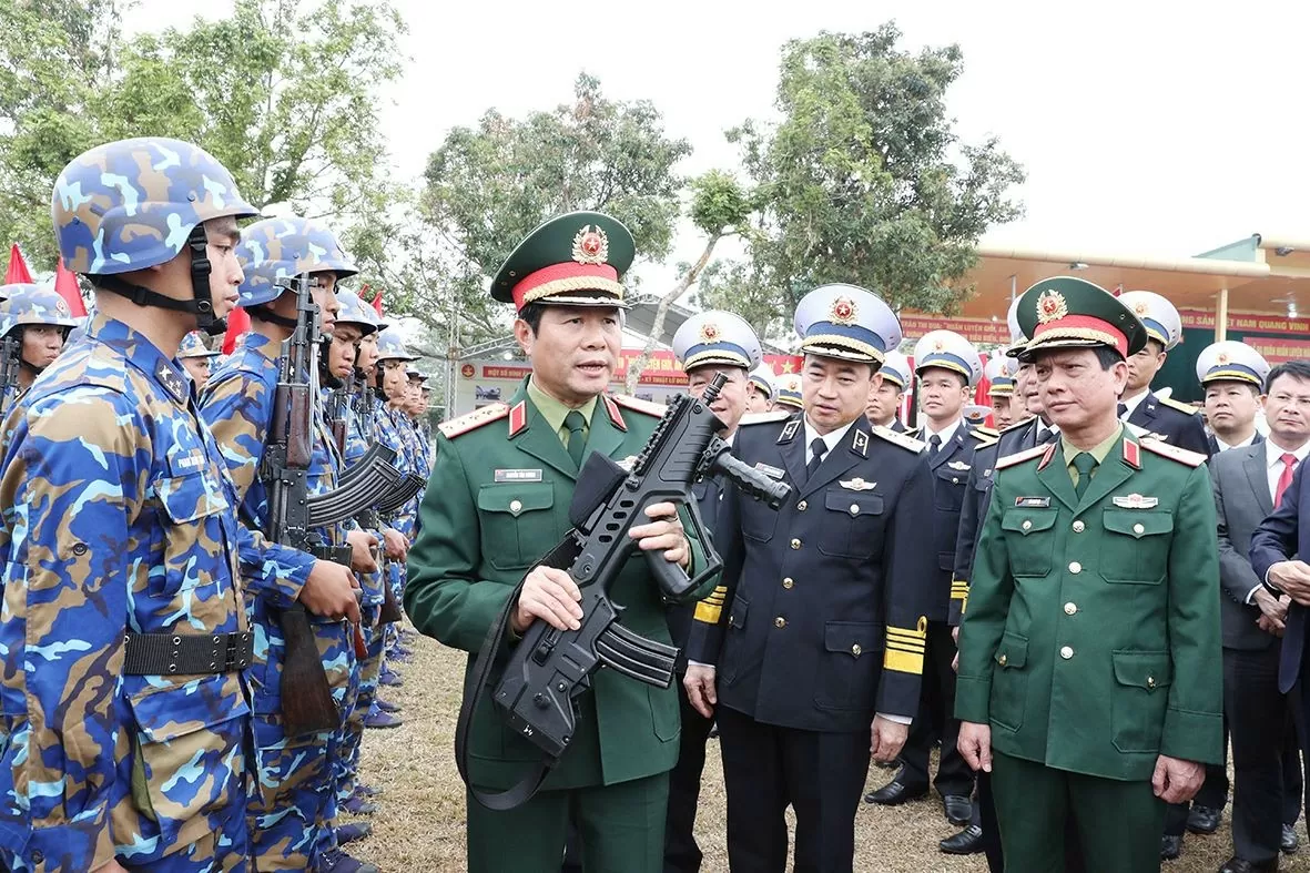 Đại tướng Nguyễn Tân Cương, Ủy viên Trung ương Đảng, Tổng Tham mưu trưởng QĐND Việt Nam, Thứ trưởng Bộ Quốc phòng; đồng chí Vũ Đại Thắng, Ủy viên Trung ương Đảng, Bí thư Tỉnh ủy cùng các đại biểu dự Lễ ra quân huấn luyện của Lữ đoàn 147, Vùng 1 Quân chủng