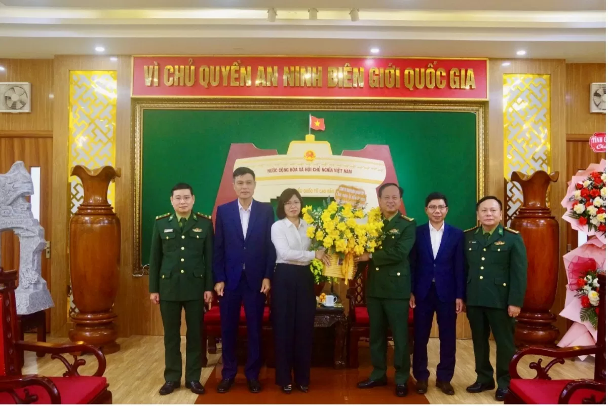 Đồng chí Bùi Thị Hồng Nhung - Phó Giám đốc Công ty TĐQT tặng hoa chúc mừng BCH BĐBP tỉnh Quảng Trị