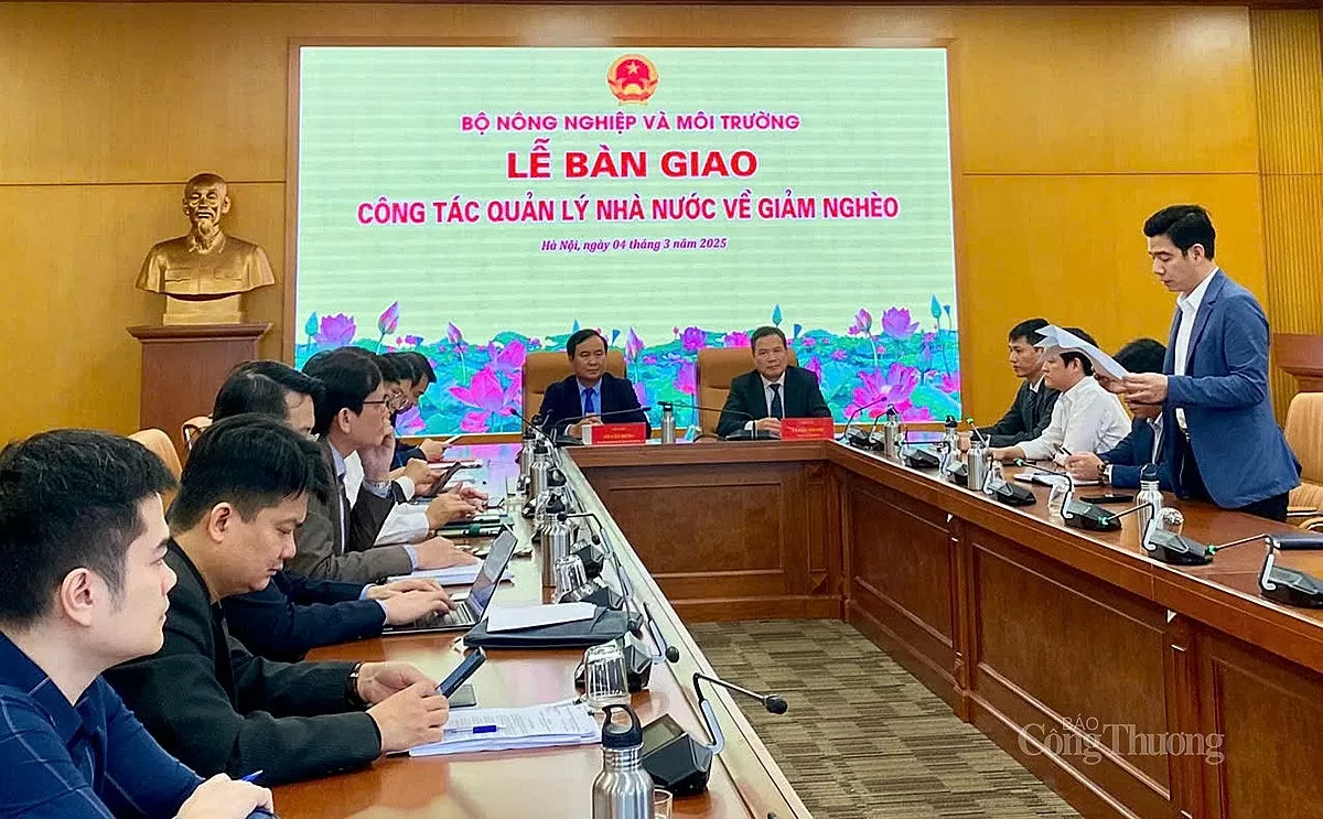 Lễ bàn giao Công tác quản lý nhà nước về giảm nghèo.