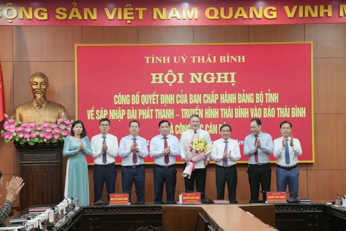 Thường trực Tỉnh ủy trao quyết định của Ban Chấp hành Đảng bộ tỉnh về sáp nhập Đài Phát thanh - Truyền hình Thái Bình vào Báo Thái Bình và tặng hoa chúc mừng ban lãnh đạo Báo.