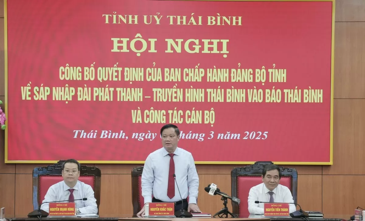 trao quyết định của Ban Chấp hành Đảng bộ tỉnh về sáp nhập Đài Phát thanh - Truyền hình Thái Bình vào Báo Thái Bình và tặng hoa chúc mừng ban lãnh đạo Báo.