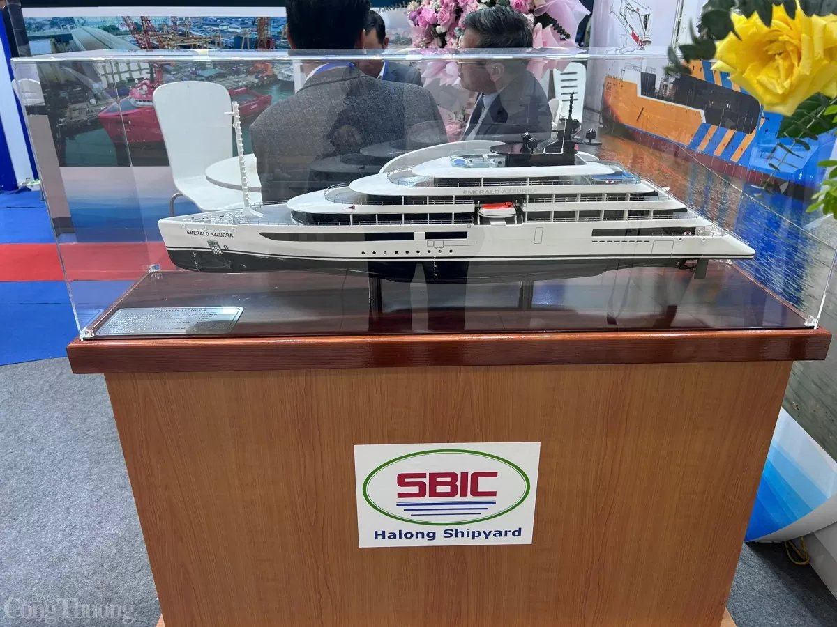 Tàu Emerald Azzurra được đóng mới tại Công ty TNHH MTV Đóng tàu Hạ Long. Chủ tàu Australia, thiết kế Yacht design - Croatia. Công ty Đóng tàu Hạ Long là một nhà máy đóng tàu lớn, có truyền thống của Tổng công ty Công nghiệp tàu thủy.