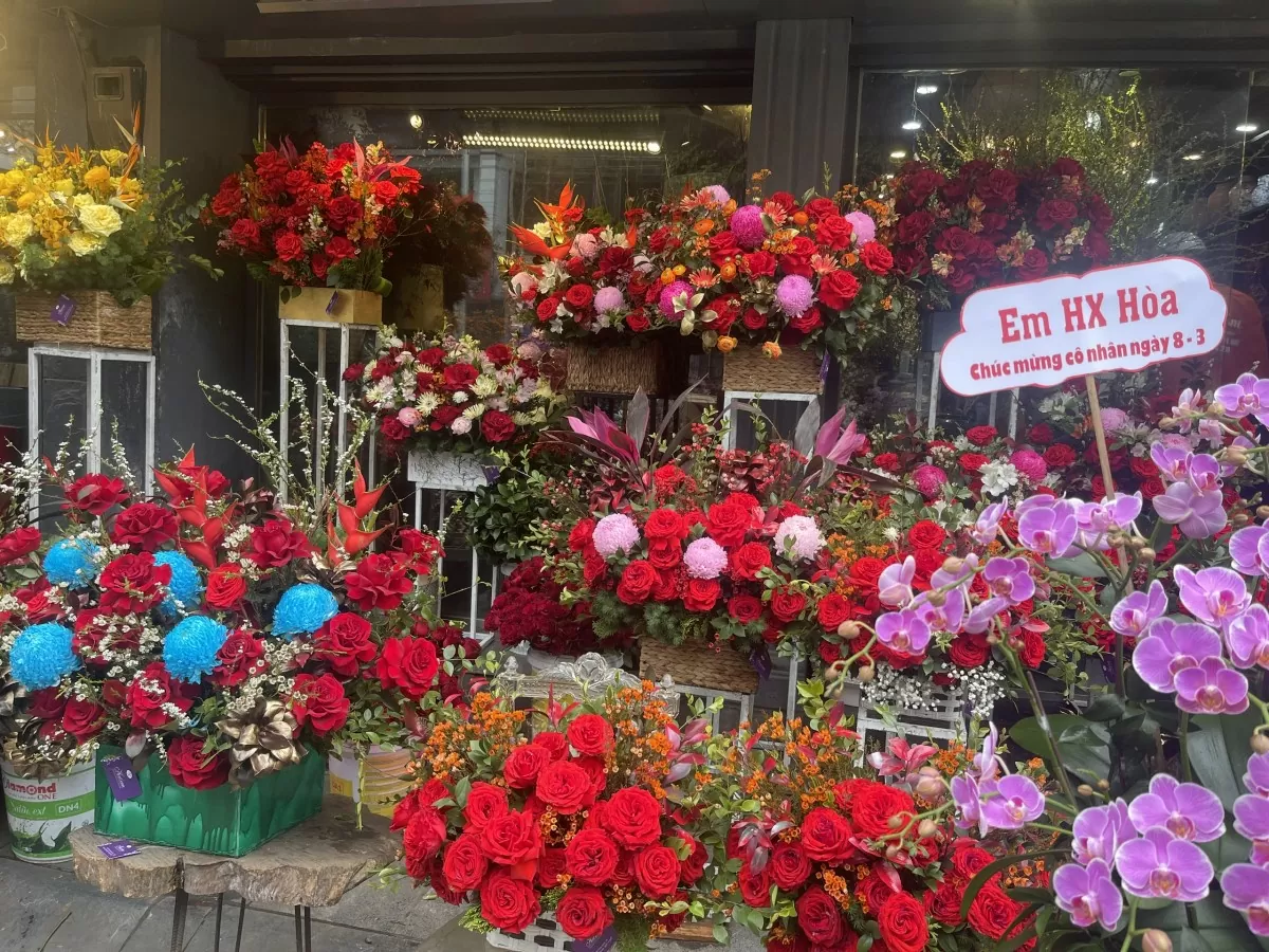 Hoa tươi được thiết kế sẵn thành lẵng hoặc bó để người tiêu dùng dễ lựa chọn. Ảnh: Nguyễn Thanh
