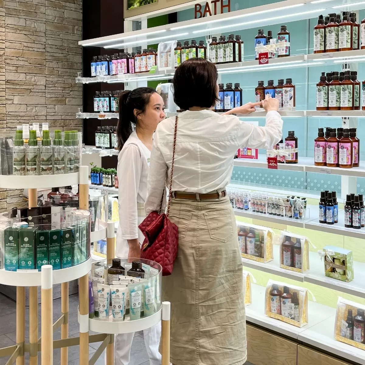 Thay vì hoa tươi nhiều chị em thích được tặng mỹ phẩm. Ảnh: Nguyễn Thanh