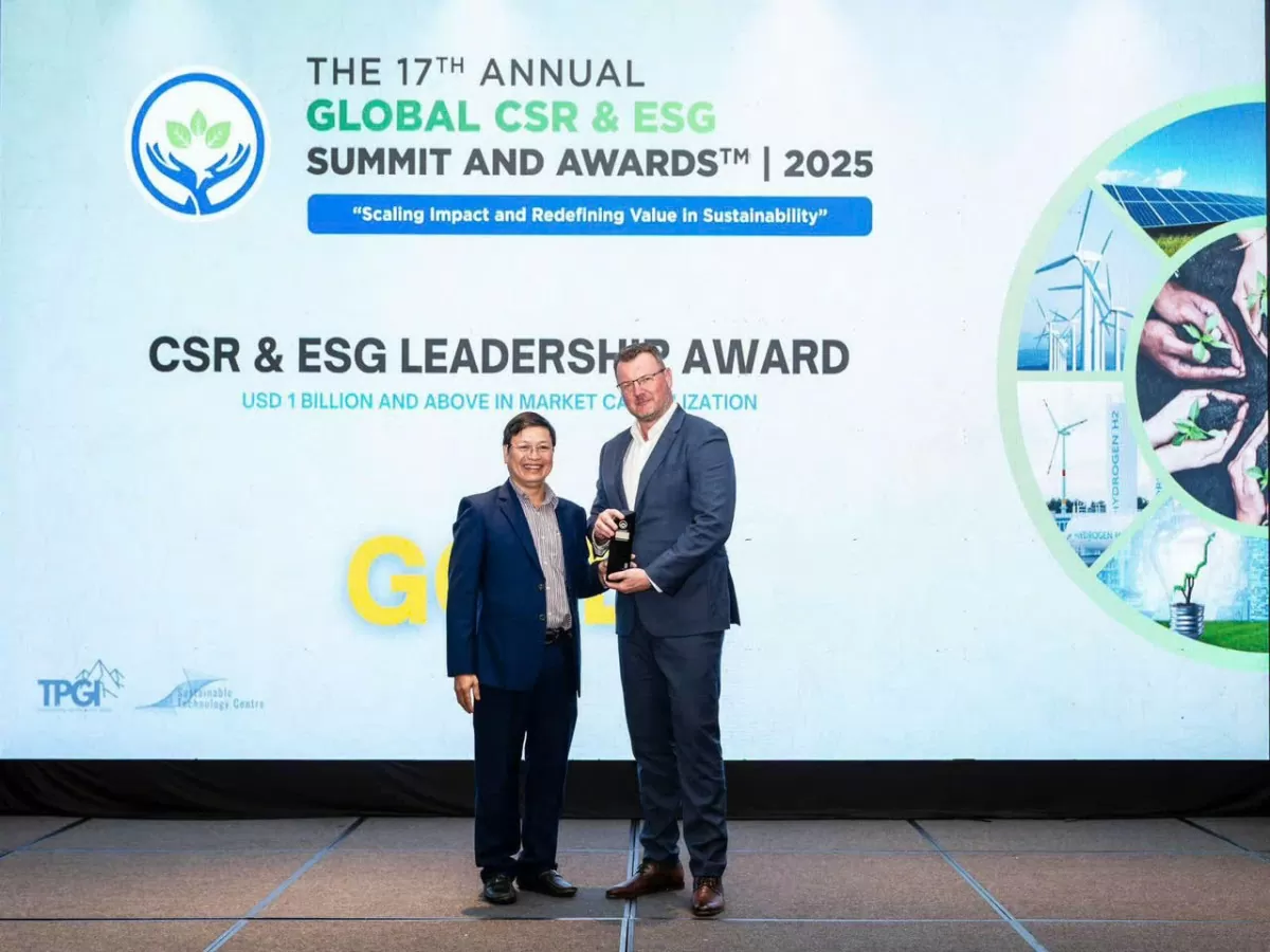 Ông Jakub Kudrna - Giám đốc Chiến lược Kinh doanh kiêm Chủ tịch Ban chỉ đạo ESG của Home Credit Việt Nam nhận giải thưởng CSR & ESG 2025