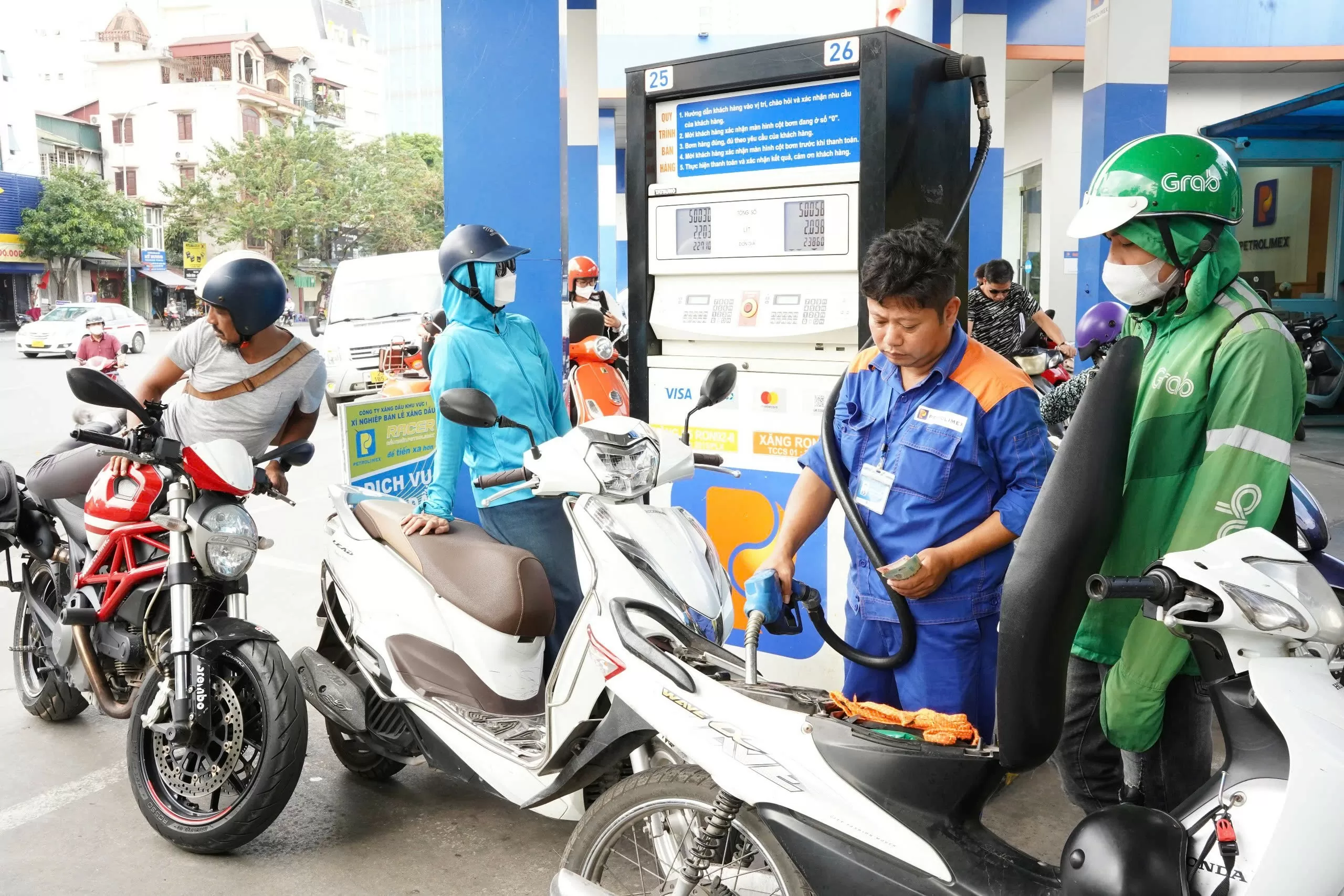 Giá xăng dầu đồng loạt quay đầu giảm