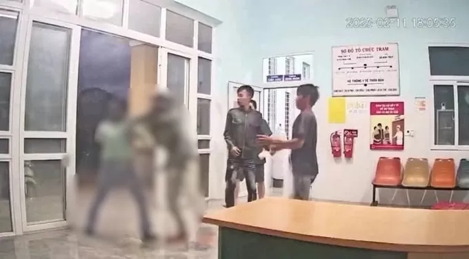 Hình ảnh nhân viên y tế bị 3 người đàn ông vây đánh tại Gia Lai. Ảnh chụp màn hình