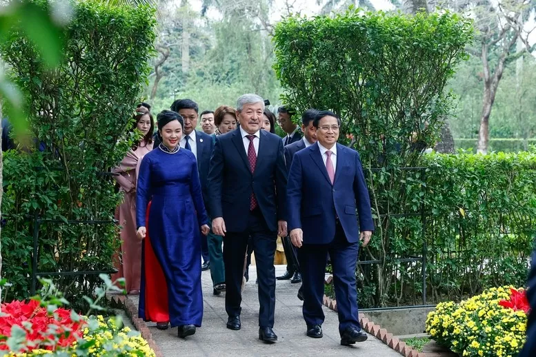 Thủ tướng Phạm Minh Chính và Thủ tướng Kyrgyzstan Adylbek Kasimalyev thăm Nhà sàn Bác Hồ trong Khu Di tích Phủ Chủ tịch.