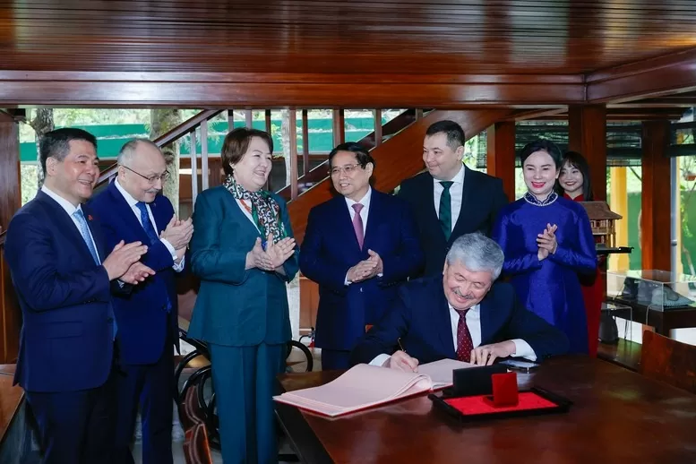 Thủ tướng Kyrgzystan Adylbek Kasymaliev viết lưu bút tại Nhà sàn Bác Hồ - Ảnh: VGP/Nhật Bắc