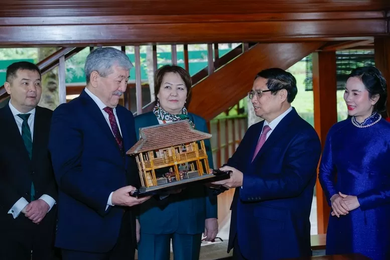 Thủ tướng Phạm Minh Chính giới thiệu với Thủ tướng Kyrgyzstan Adylbek Kasimalyev những kỷ vật của Bác Hồ trong Khu Di tích. Ảnh: Dương Giang/TTXVN