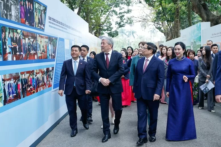 Hai Thủ tướng thăm trưng bày hình ảnh đại diện các tổ chức quốc tế, nguyên thủ quốc gia thăm Khu Di tích Phủ Chủ tịch - Ảnh: VGP/Nhật Bắc