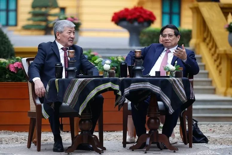 Thủ tướng Phạm Minh Chính và Thủ tướng Kyrgyzstan Adylbek Kasymaliev cùng thưởng thức cà phê Việt Nam.
