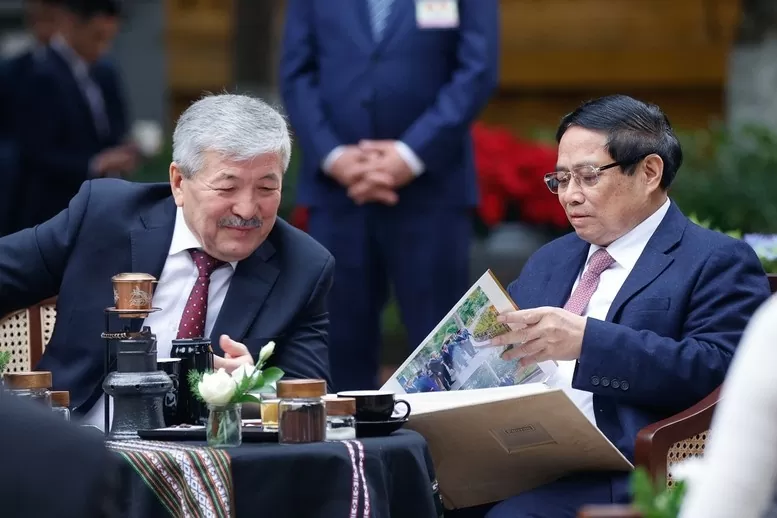 Thủ tướng Phạm Minh Chính giới thiệu về cà phê Việt Nam và mời Thủ tướng Kyrgzystan thưởng thức