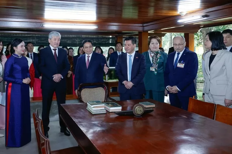 Thủ tướng Phạm Minh Chính giới thiệu với Thủ tướng Adylbek Kasymaliev về Nhà sàn Bác Hồ, cùng cuộc đời và sự nghiệp của Chủ tịch Hồ Chí Minh vĩ đại, Anh hùng giải phóng dân tộc, Danh nhân văn hóa thế giới - Ảnh: VGP/Nhật Bắc