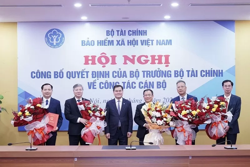 Thứ trưởng Bùi Văn Khắng trao Quyết định của Bộ trưởng Bộ Tài chính về việc tiếp nhận bổ nhiệm các Phó Giám đốc BHXH Việt Nam và tặng hoa chúc mừng lãnh đạo BHXH Việt Nam