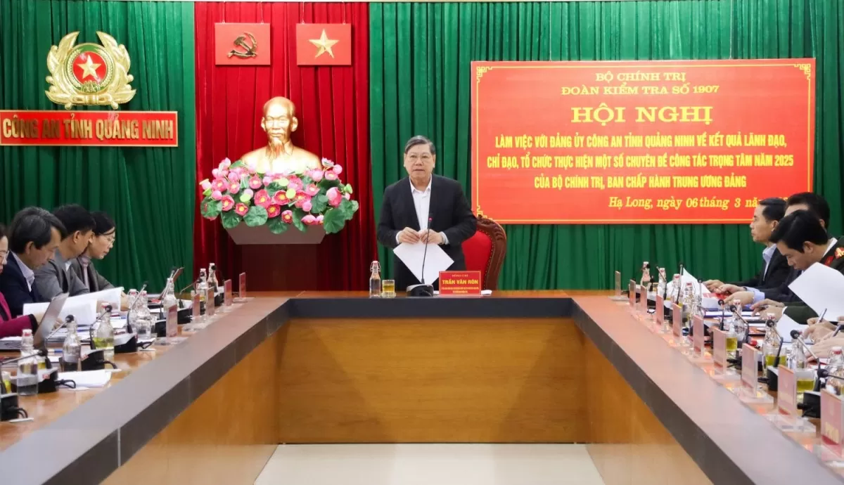 Đồng chí Trần Văn Rón, Ủy viên Trung ương Đảng, Phó Chủ nhiệm Thường trực Ủy ban Kiểm tra Trung ương, Phó Trưởng đoàn phát biểu tại buổi làm việc