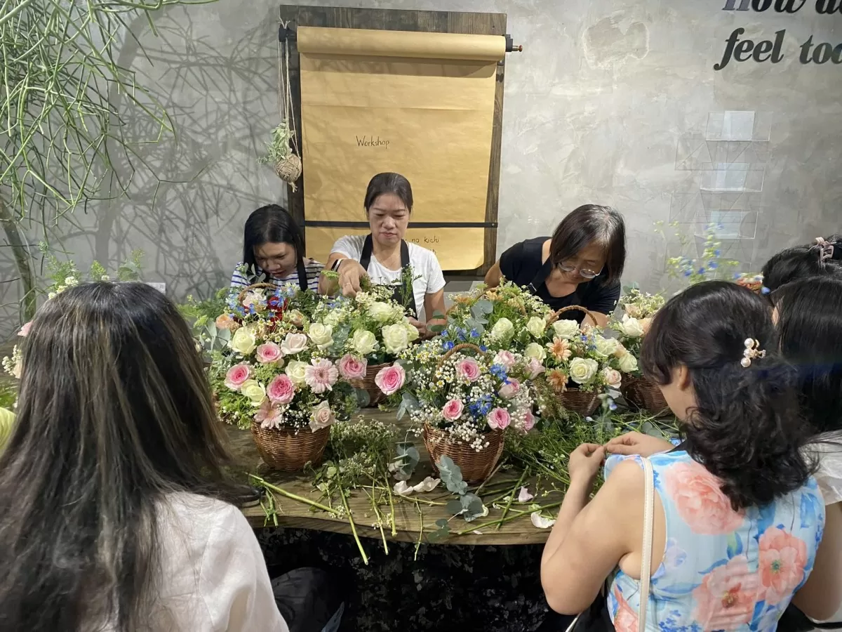 Khách hàng nữ tham gia workshop cắm hoa tại trung tâm thương mại, hoạt động sáng tạo và thú vị, giúp ngày 8/3 trở nên đáng nhớ hơn. Ảnh: Huyền Trang