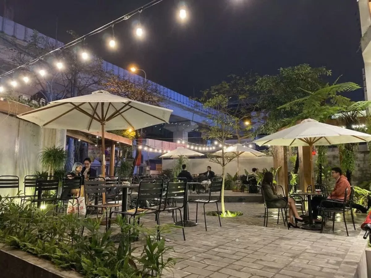 Với các mức giá khác nhau phù hợp với nhiều đối tượng, các quán cafe quanh khu vực Hồ Gươm cũng là điểm đến được ưu tiên trong những buổi hẹn hò. Ảnh: Huyền Trang