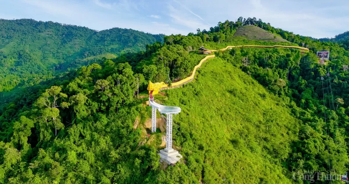 Hành lang có mái che hình rồng dài 460 mét được xây dựng dựa trên kiến trúc rồng thời Lý