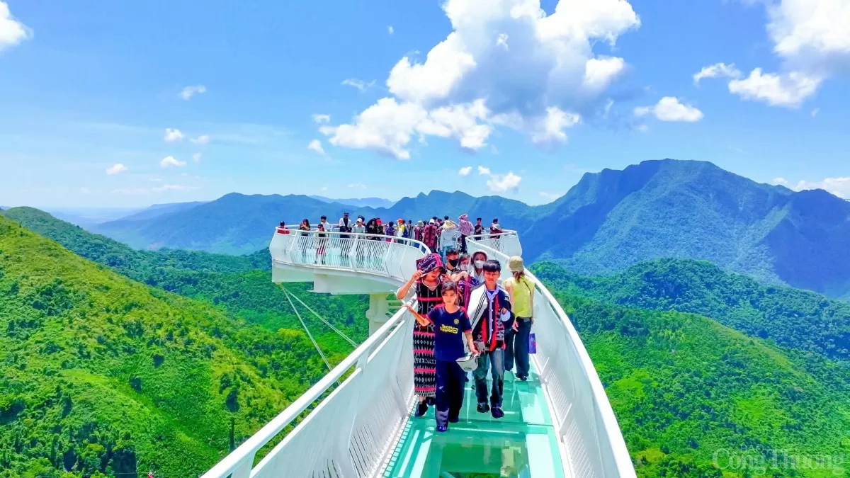 Cầu kính là một trong 2 kiến trúc trong hành lang này thu hút nhiều du khách đến check-in.