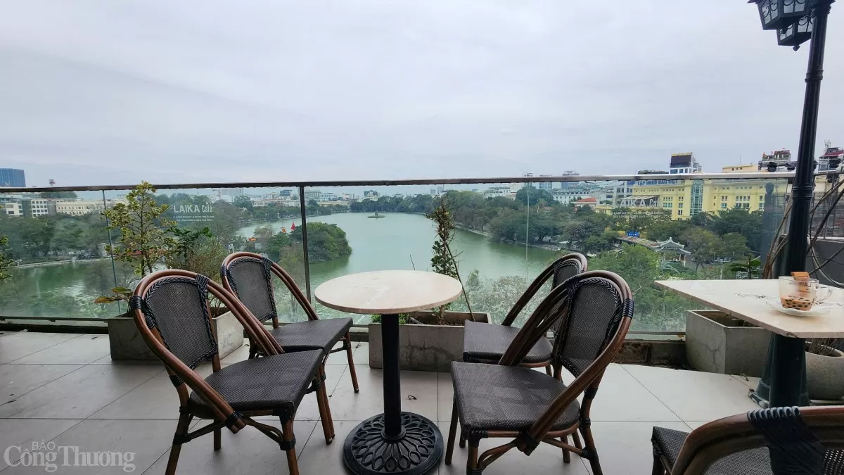 Tầm nhìn từ tòa Hàm Cá Mập ra Hồ Hoàn Kiếm. Ảnh: Phương Cúc