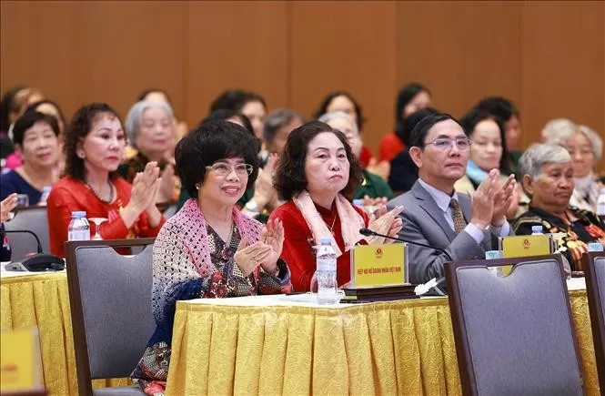 Các đại biểu nữ Anh hùng lao động tham dự buổi gặp.