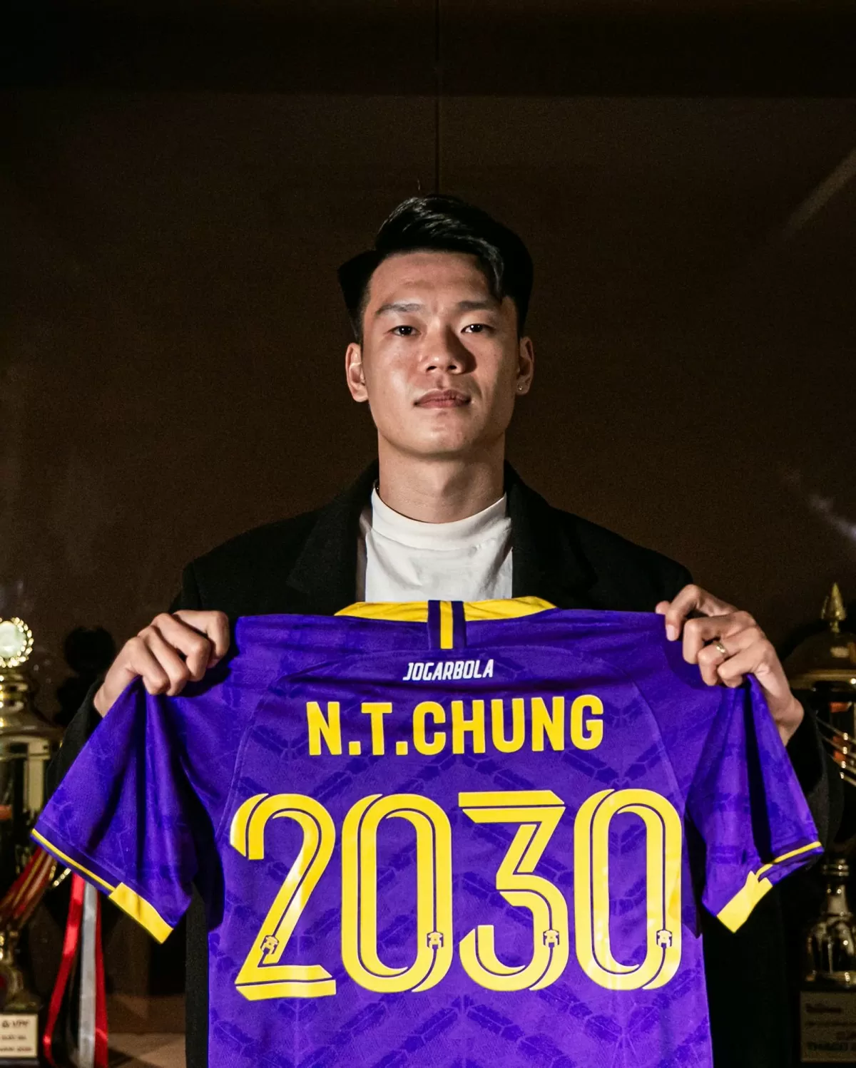 Thành Chung đặt bút ký bản hợp đồng gia hạn đến năm 2030 cùng CLB Hà Nội