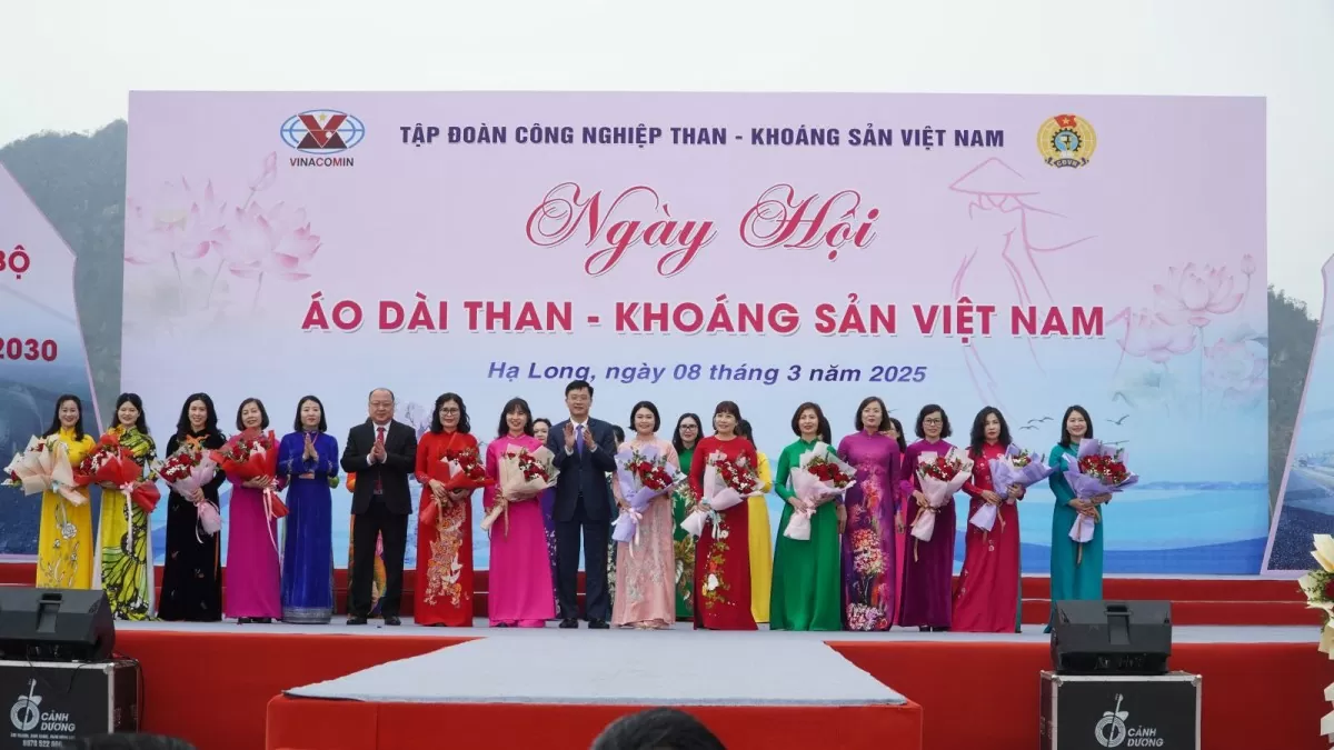 Phụ nữ Than - Khoáng sản duyên dáng áo dài bên bờ Di sản