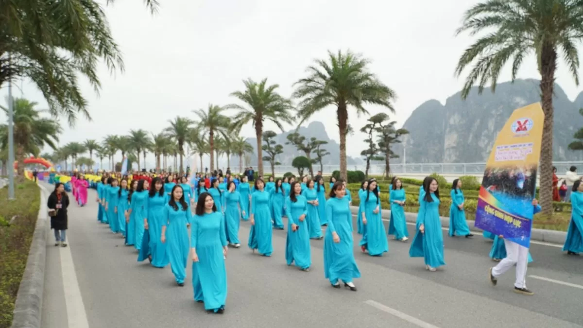 Charbon et minéraux Les femmes portent gracieusement l'Ao Dai sur le rivage