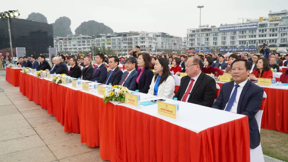 Phụ nữ Than - Khoáng sản duyên dáng áo dài bên bờ Di sản Phụ nữ Than - Khoáng sản duyên dáng áo dài bên bờ