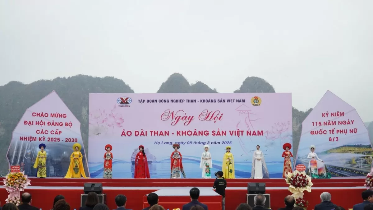 Charbon et minéraux Les femmes portent gracieusement l'Ao Dai sur le rivage