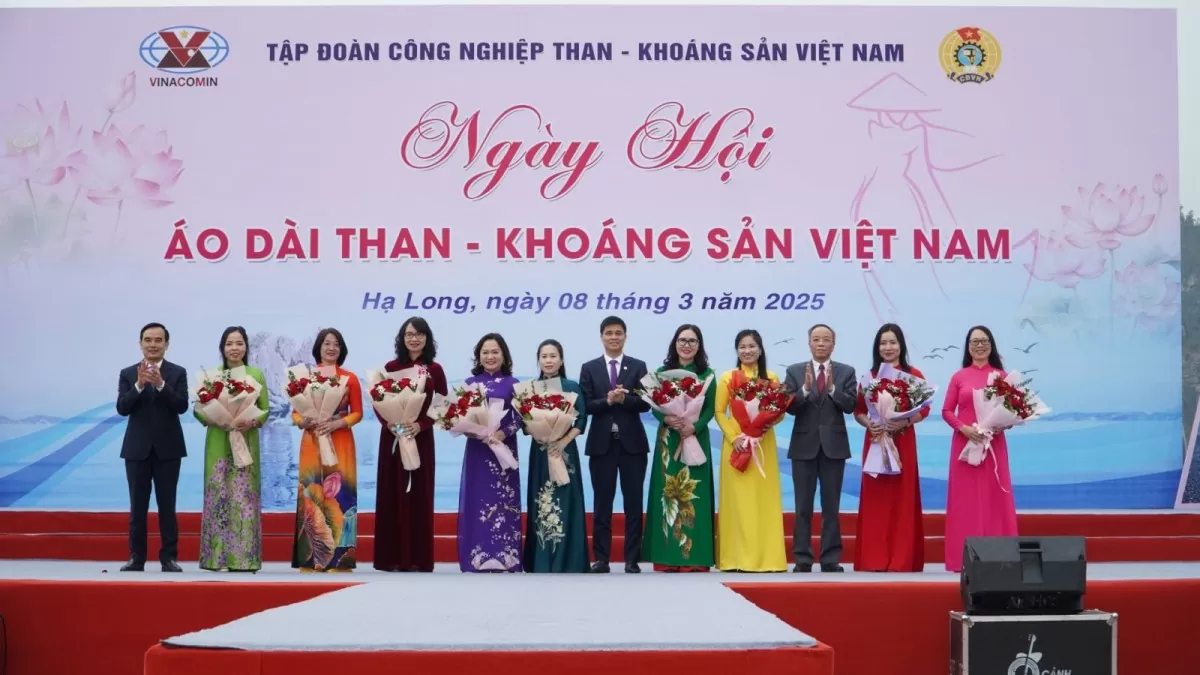 Charbon et minéraux Les femmes portent gracieusement l'Ao Dai sur le rivage