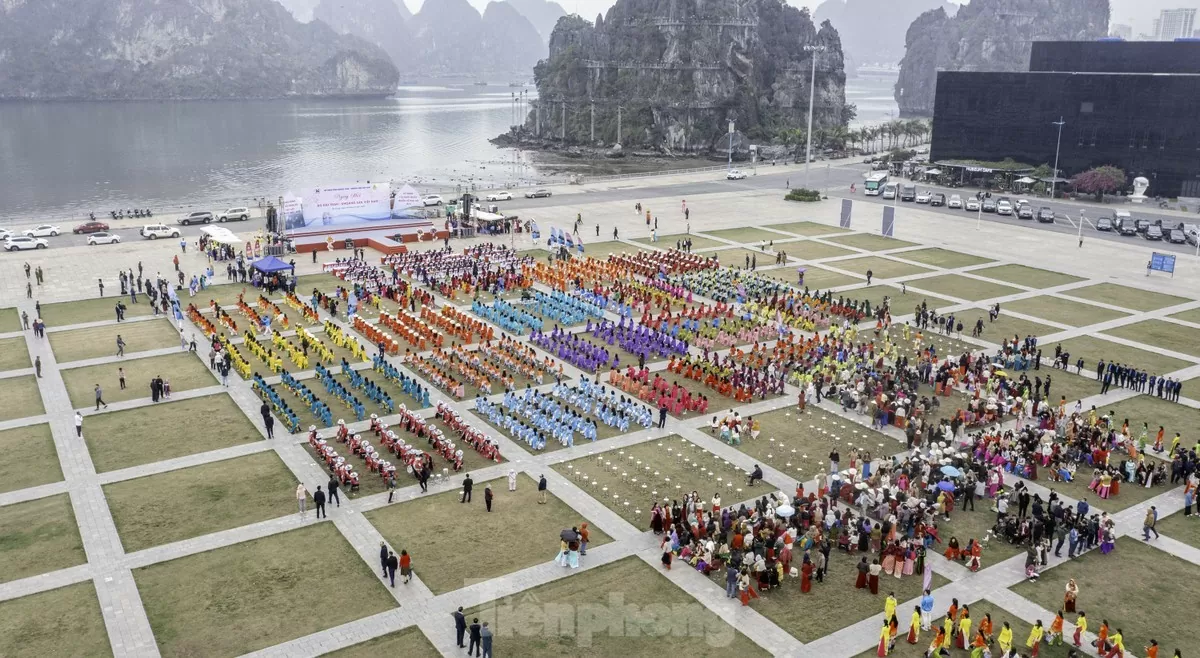 Charbon et minéraux Les femmes portent gracieusement l'Ao Dai sur le rivage