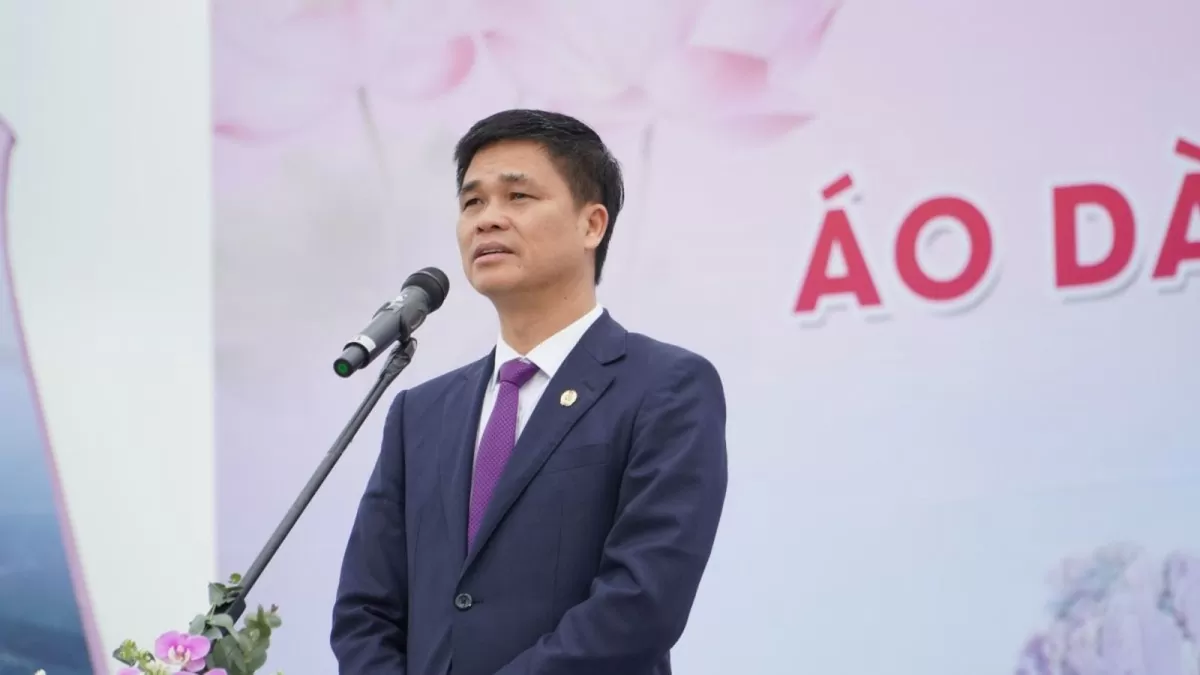 Charbon et minéraux Les femmes portent gracieusement l'Ao Dai sur le rivage