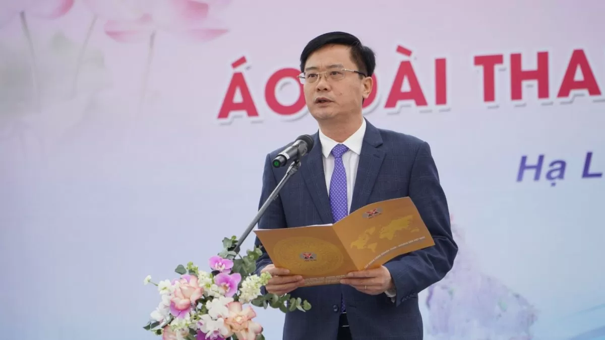 Charbon et minéraux Les femmes portent gracieusement l'Ao Dai sur le rivage