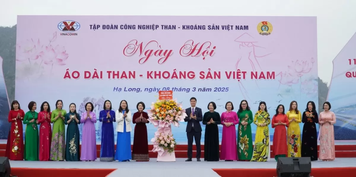 Charbon et minéraux Les femmes portent gracieusement l'Ao Dai sur le rivage