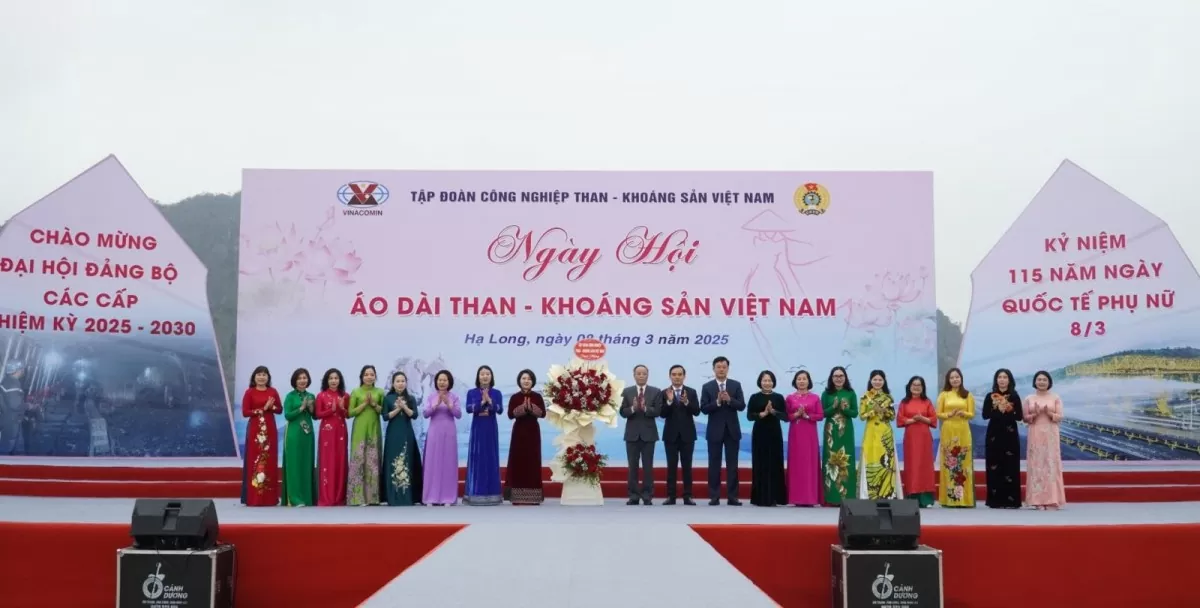 Charbon et minéraux Les femmes portent gracieusement l'Ao Dai sur le rivage