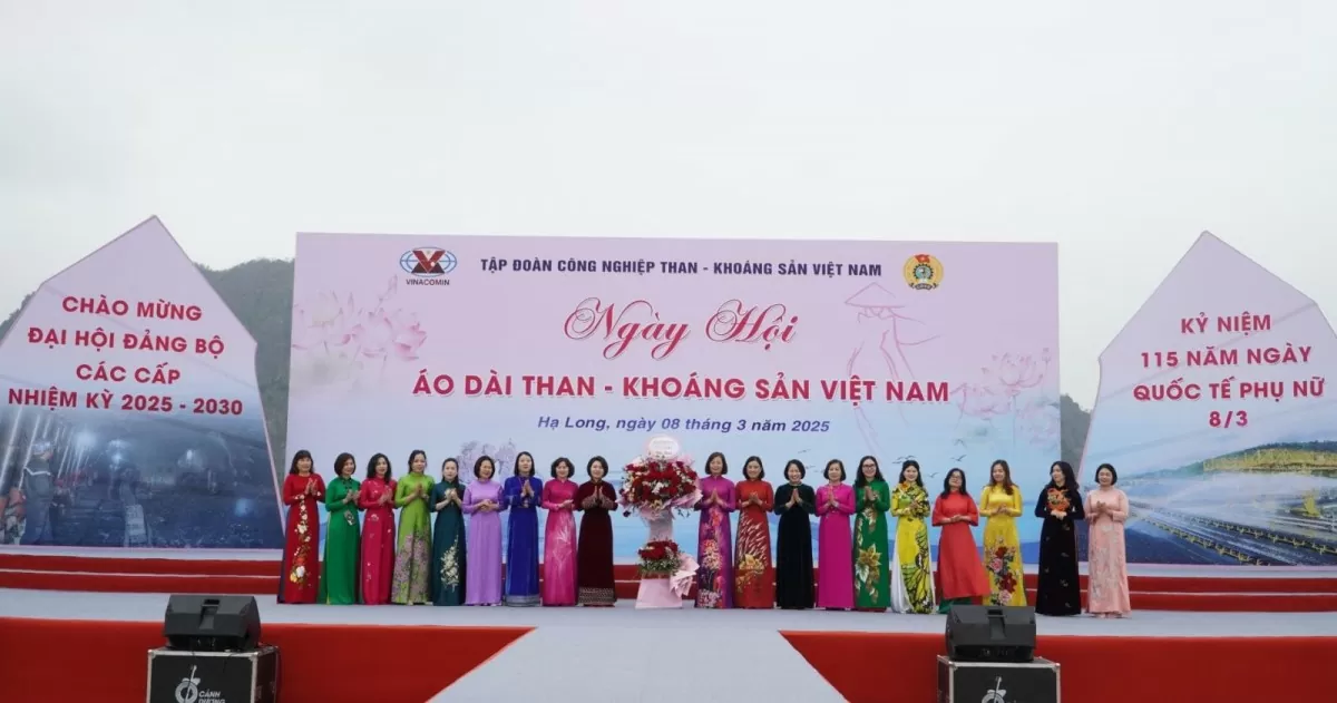 Charbon et minéraux Les femmes portent gracieusement l'Ao Dai sur le rivage