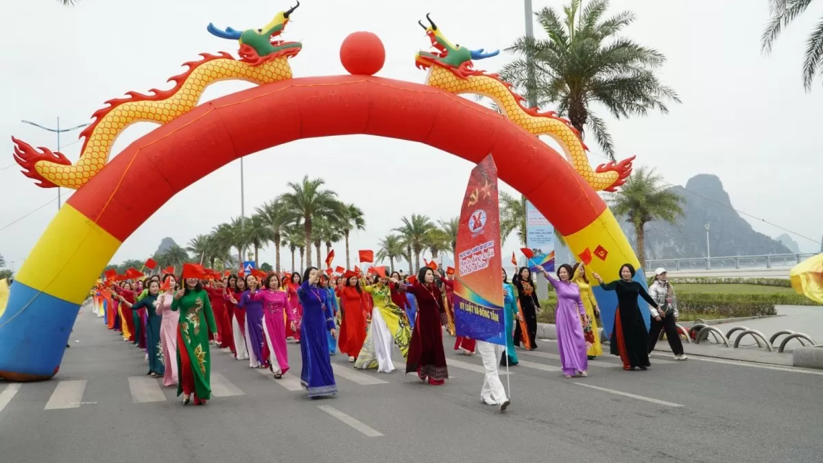 Charbon et minéraux Les femmes portent gracieusement l'Ao Dai sur le rivage