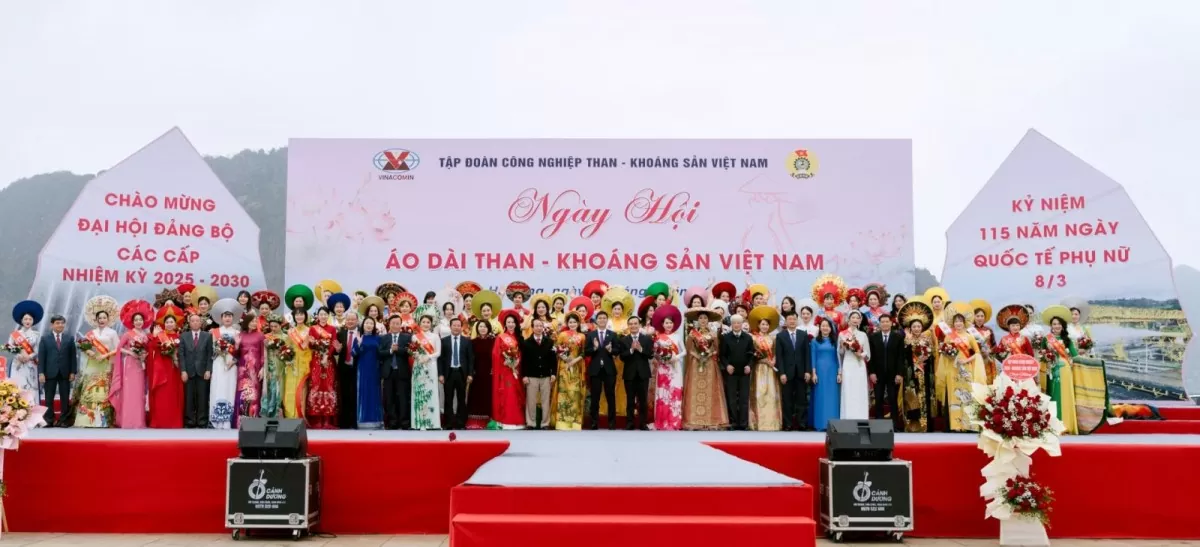 Charbon et minéraux Les femmes portent gracieusement l'Ao Dai sur le rivage