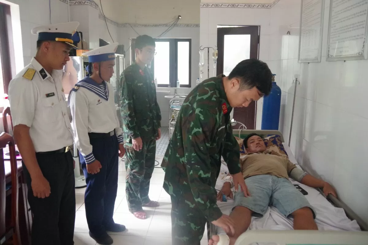 Bị cá biển đâm, một ngư dân phải vào đảo Trường Sa