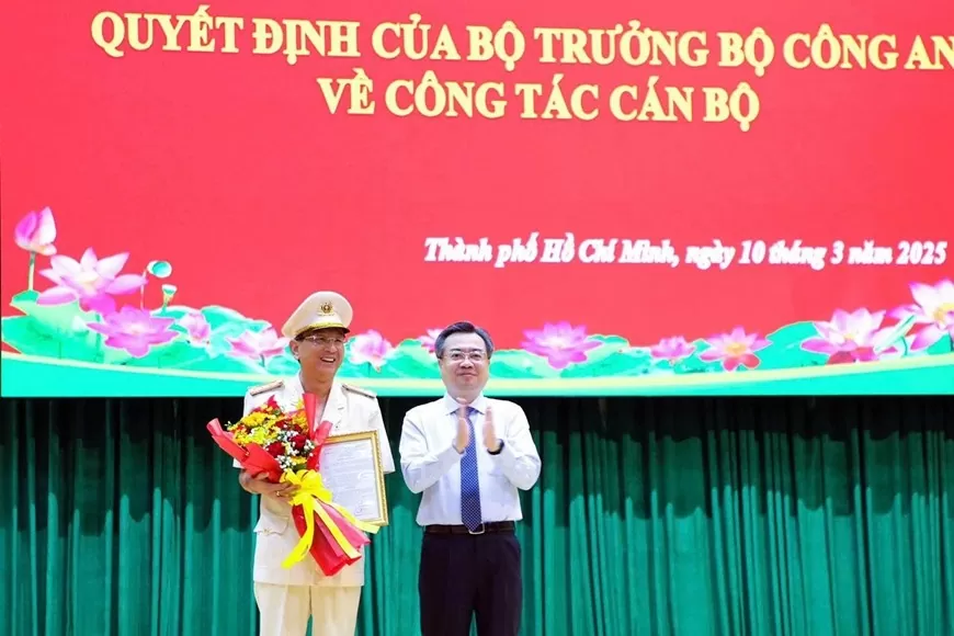 Lãnh đạo Thành ủy TP Hồ Chí Minh chúc mừng Đại tá Trần Hồng Minh. Ảnh: QĐND