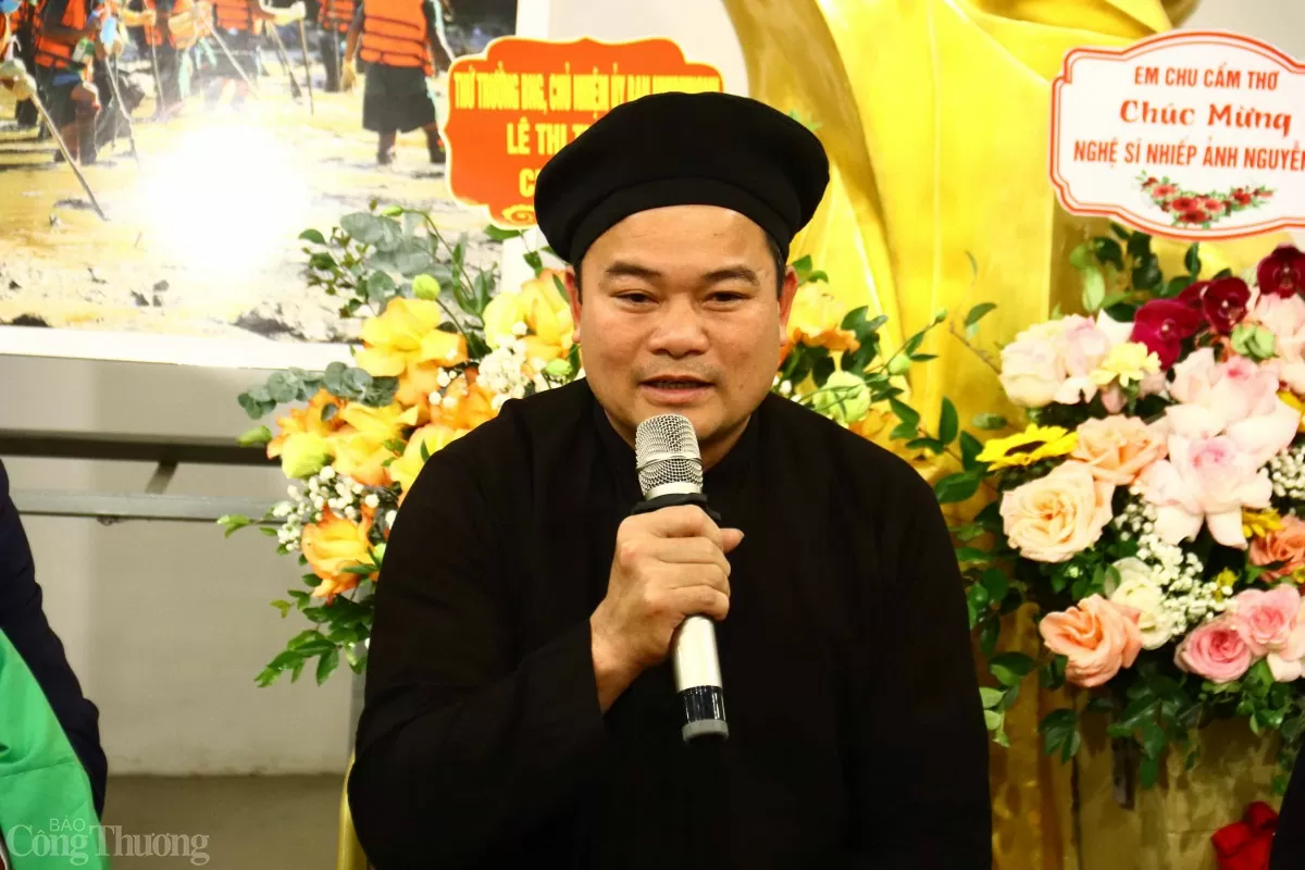 Trưởng thôn Làng Nủ Hoàng Văn Diệp thể hiện sự biết ơn Đảng, Nhà nước khi luôn hỗ trợ, quan tâm sát sao tới Làng Nủ. Ảnh: Lê An